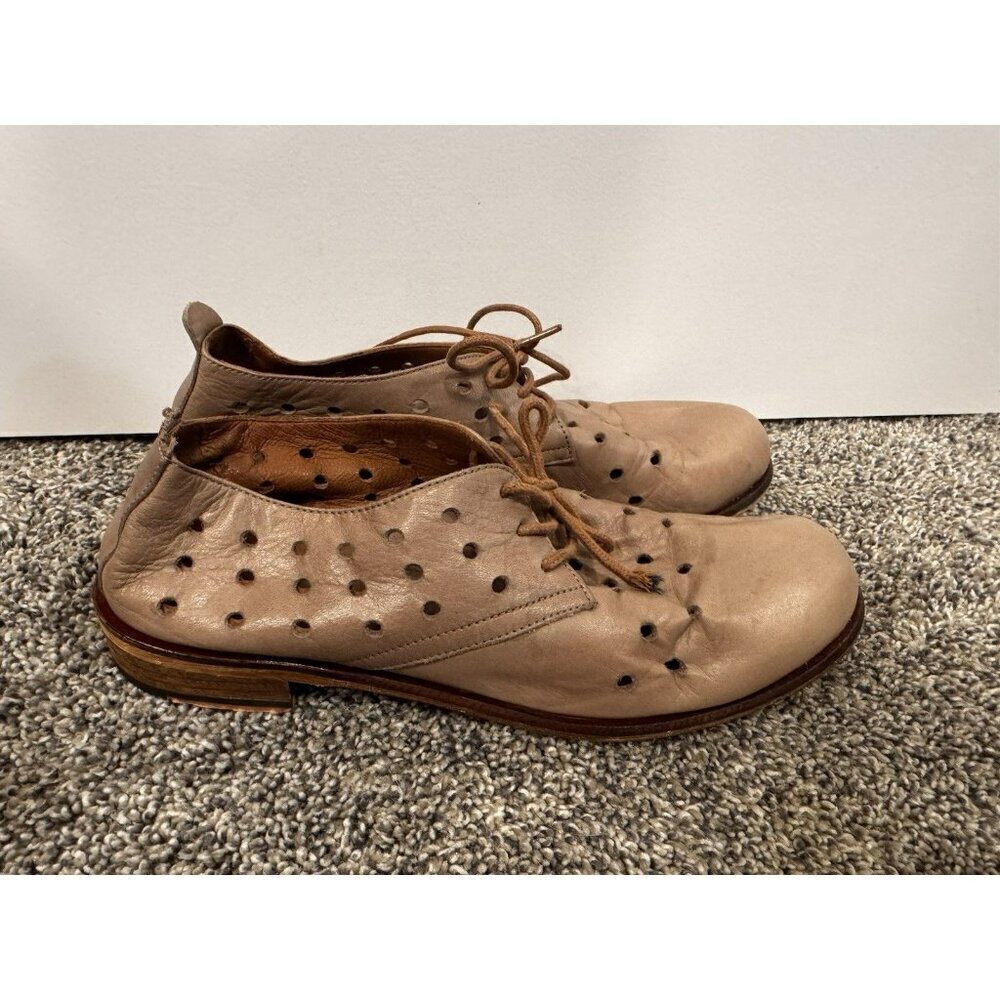 Bueno ladies shoes size 38 European Brown Leather Holy Shoes